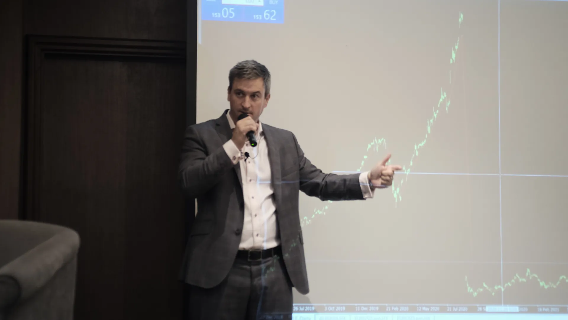 Petr Pleva přednáší na konferenci
